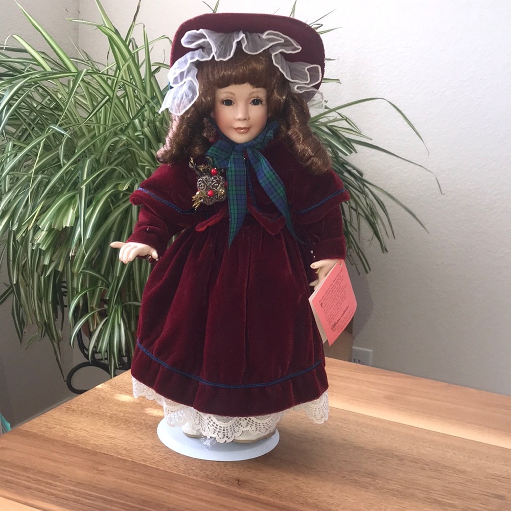 NIB Paradise  Galaries of the World’s Finest Porcelain Dolls NOELLE